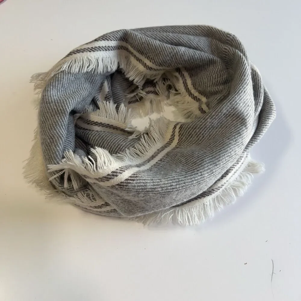 Womens Juniors  Gray Scarf J1